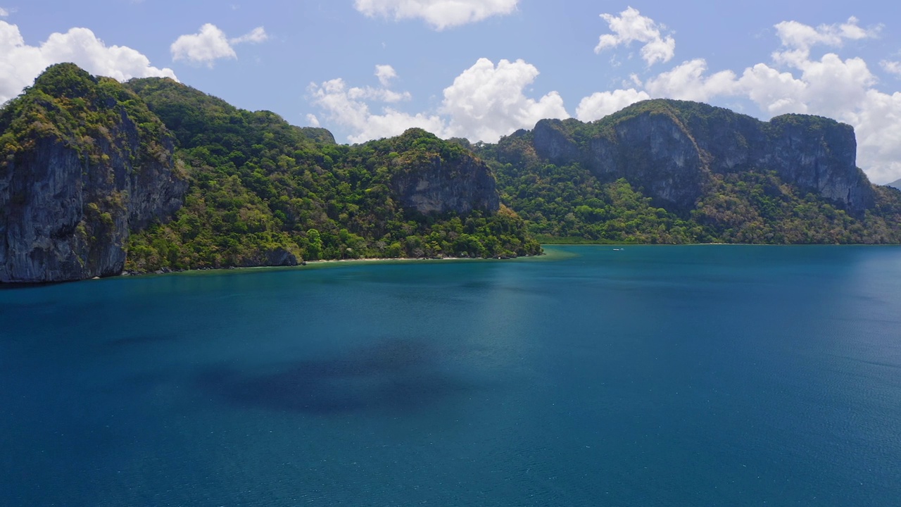 飞机接近拉根岛。El Nido，巴拉望岛，菲律宾。巴基特湾深蓝色的海水视频素材