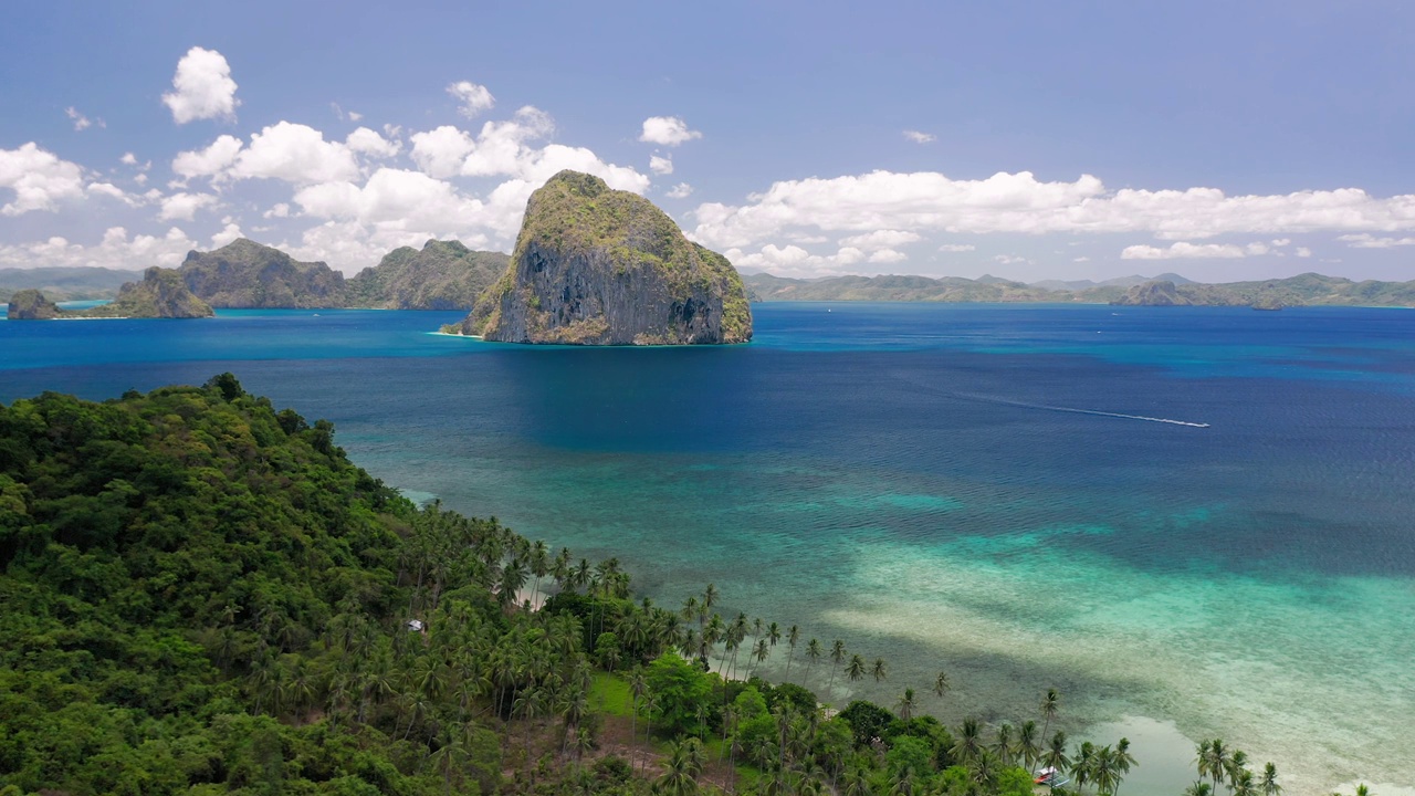 El Nido，巴拉望岛，菲律宾。无人机全景巴基特湾的海岸线与美丽的海滨，蓝色的水，热带岛屿。夏天和旅游度假的概念视频素材