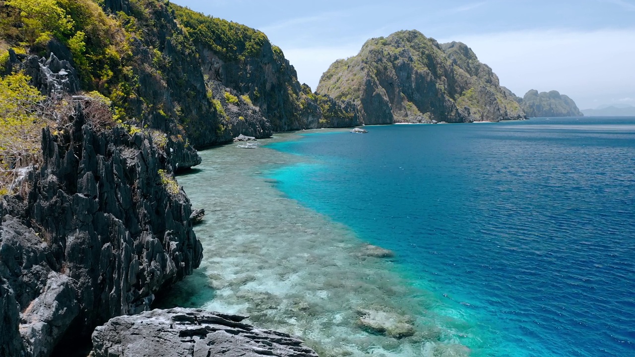 马廷洛克岛，El Nido，巴拉望，菲律宾。鸟瞰风景如画的海岸，清澈的海水，陡峭的悬崖和珊瑚礁。独特的景点，顶级的旅游目的地和必看的地方视频素材