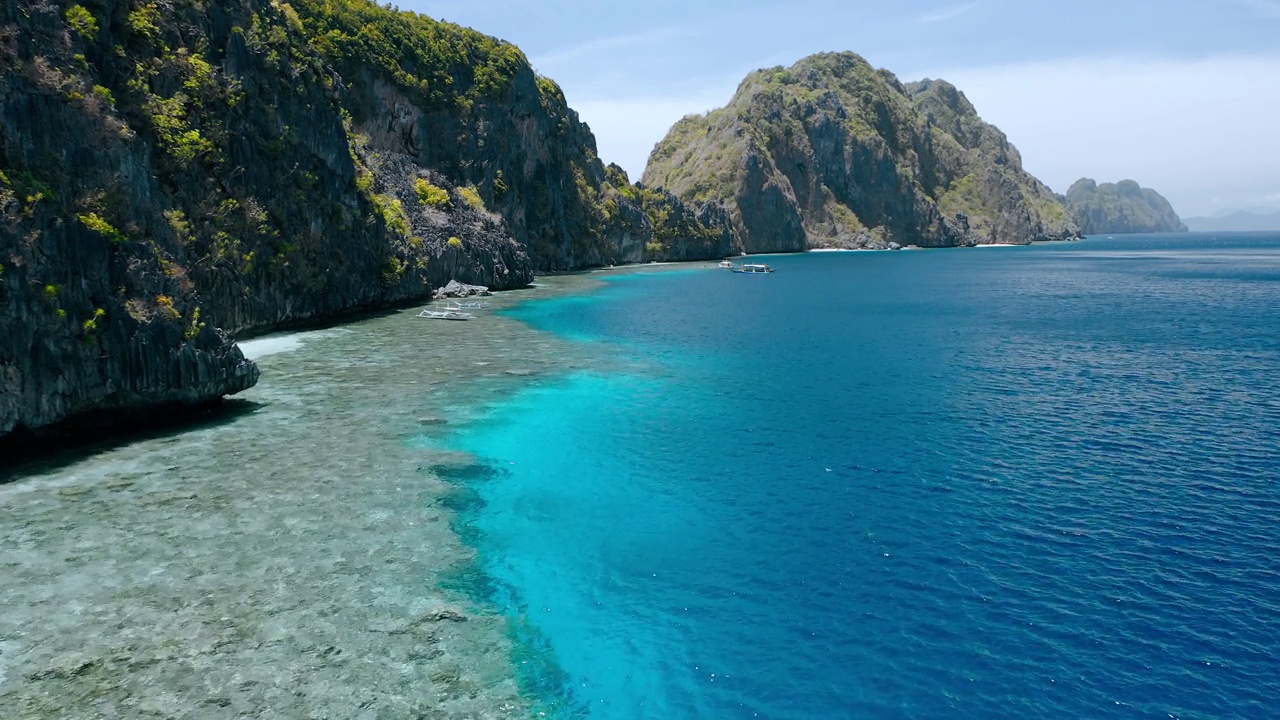 空中的游船盘旋在马廷洛克神殿附近的珊瑚礁上。El Nido，菲律宾巴拉望岛视频素材