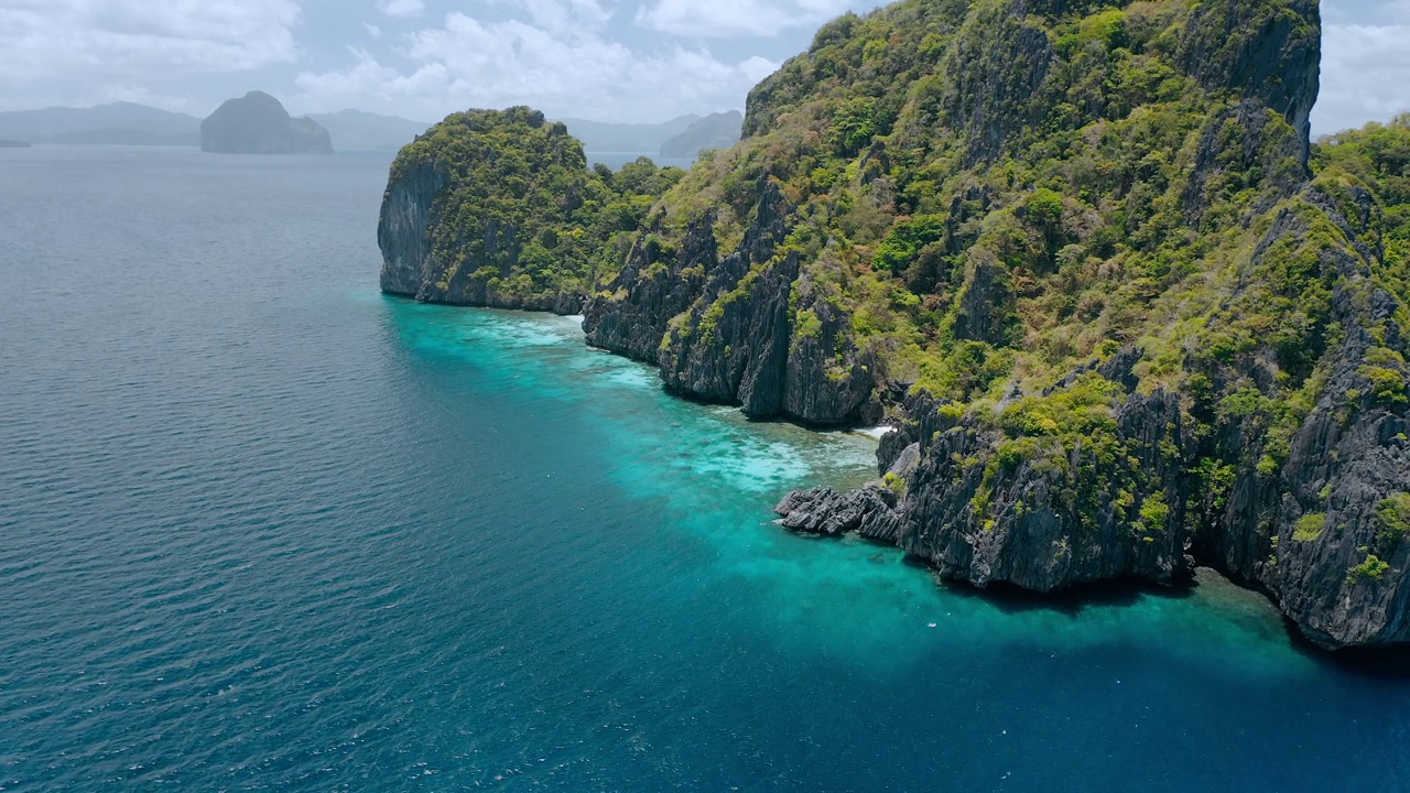 El-Nido, Entalula岛悬崖海岸线的鸟瞰图。菲律宾巴拉望视频素材