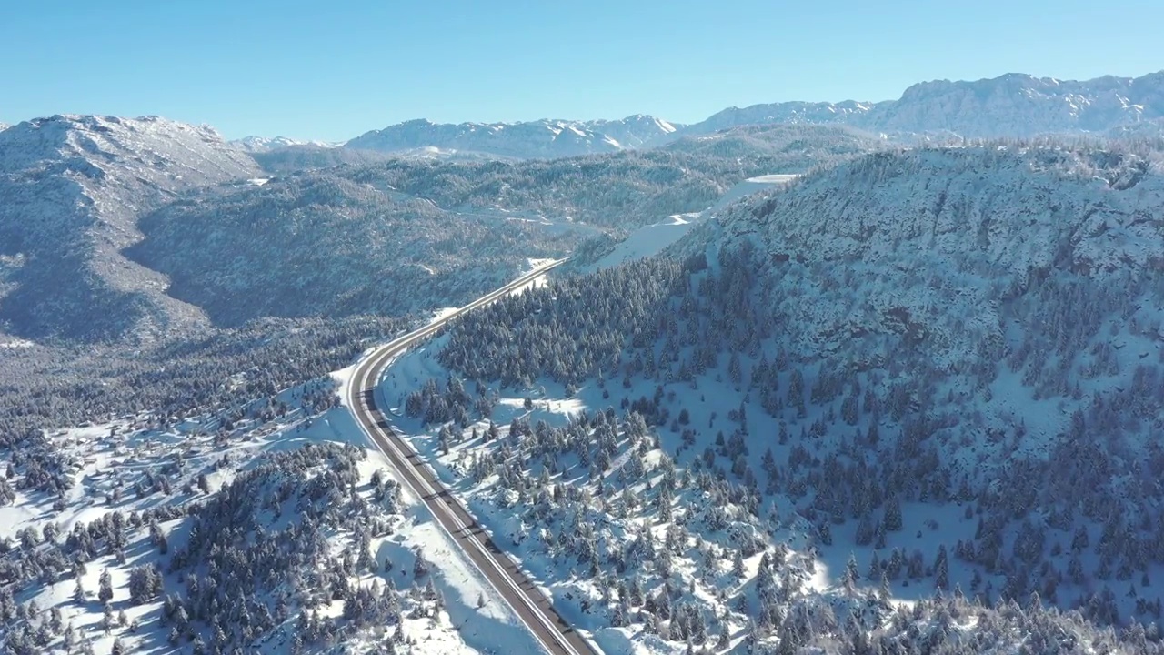 冰雪覆盖的山脉和高速公路视频素材