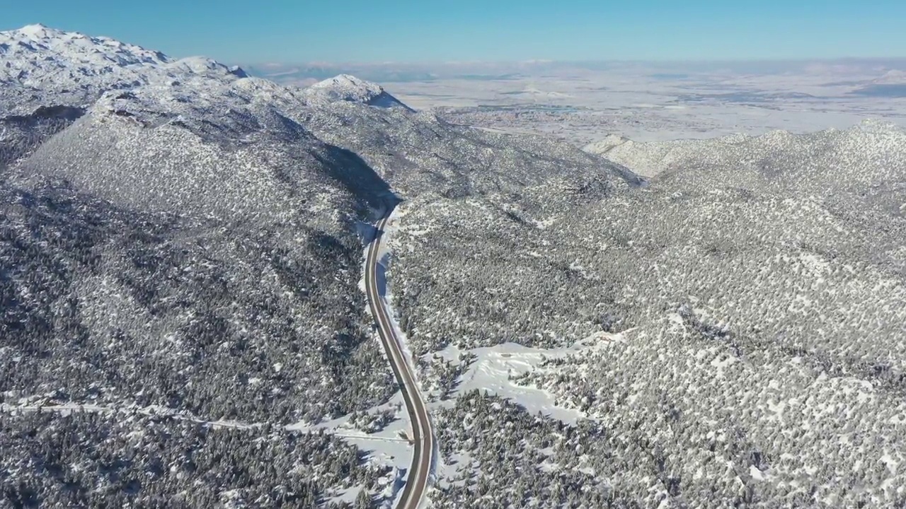 冰雪覆盖的山脉和高速公路视频素材