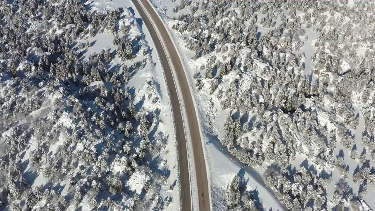 冰雪覆盖的森林和高速公路视频素材