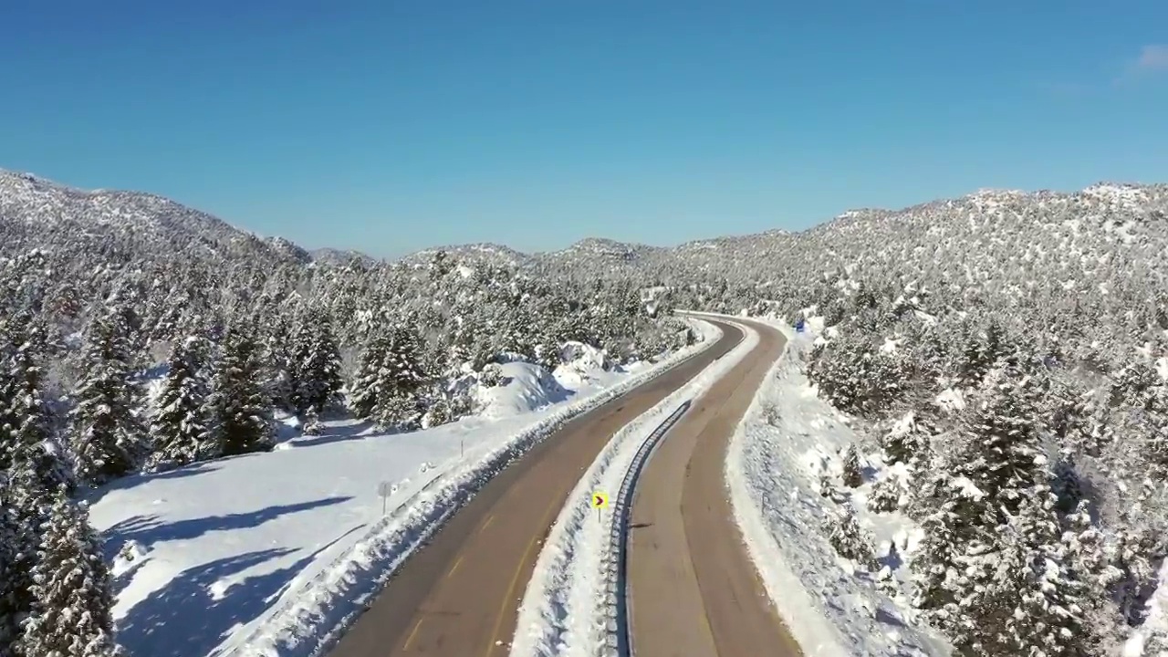 冰雪覆盖的森林和高速公路视频素材