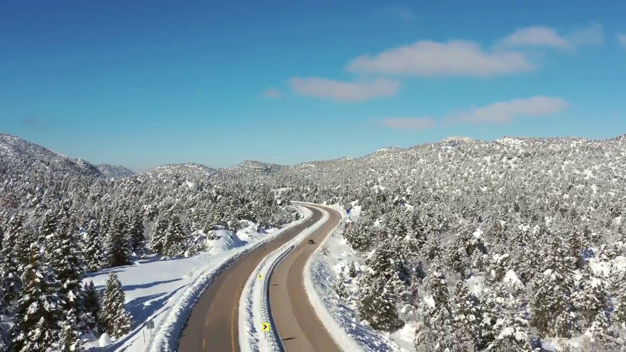 冰雪覆盖的森林和高速公路视频素材