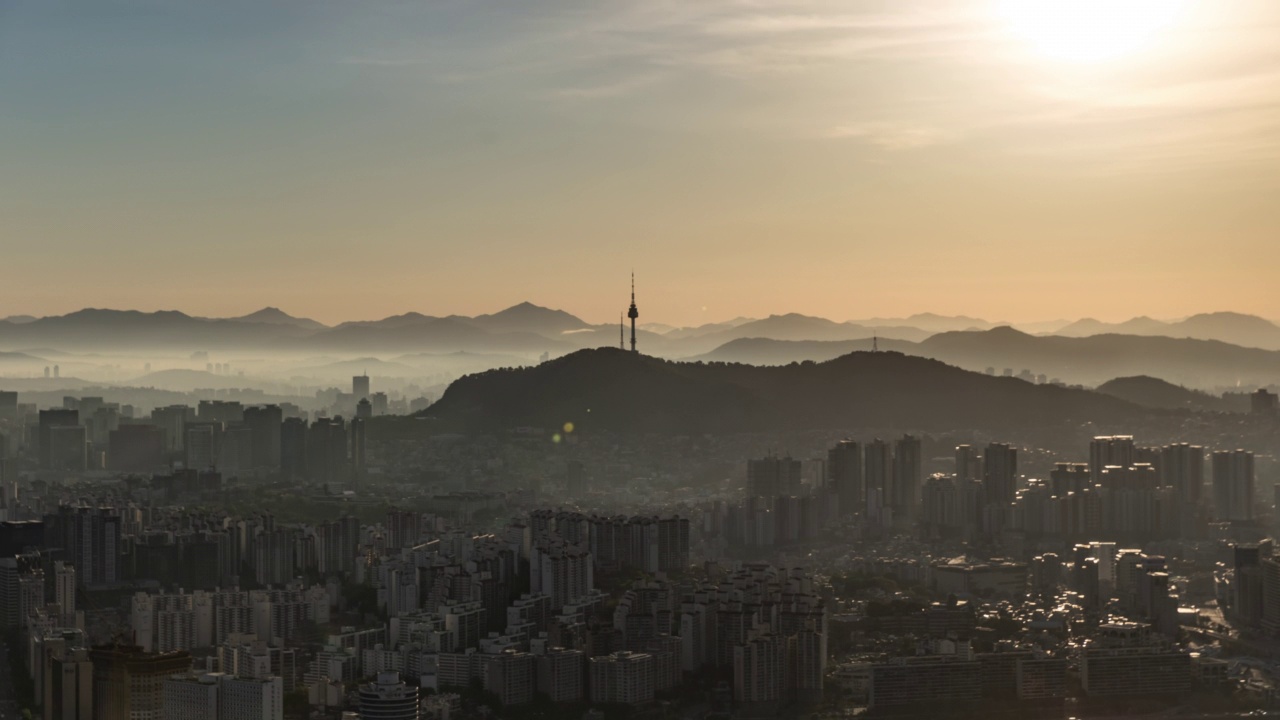 韩国首尔，永登浦区汝矣岛区- N首尔塔和市中心的日出视频素材