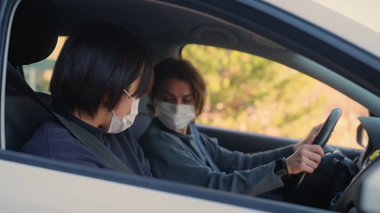 驾校的女教师正在教年轻女子如何开车。视频素材