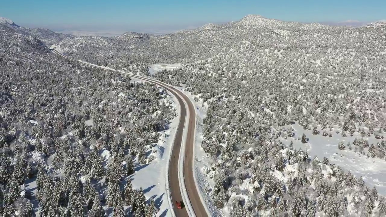 冰雪覆盖的森林和高速公路视频素材