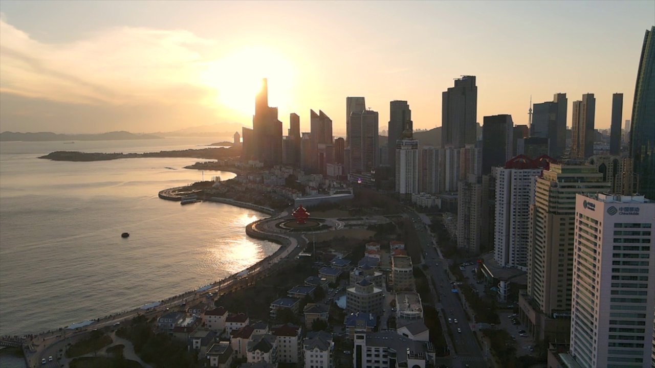 航拍日落日落和青岛海岸线建筑景观视频素材