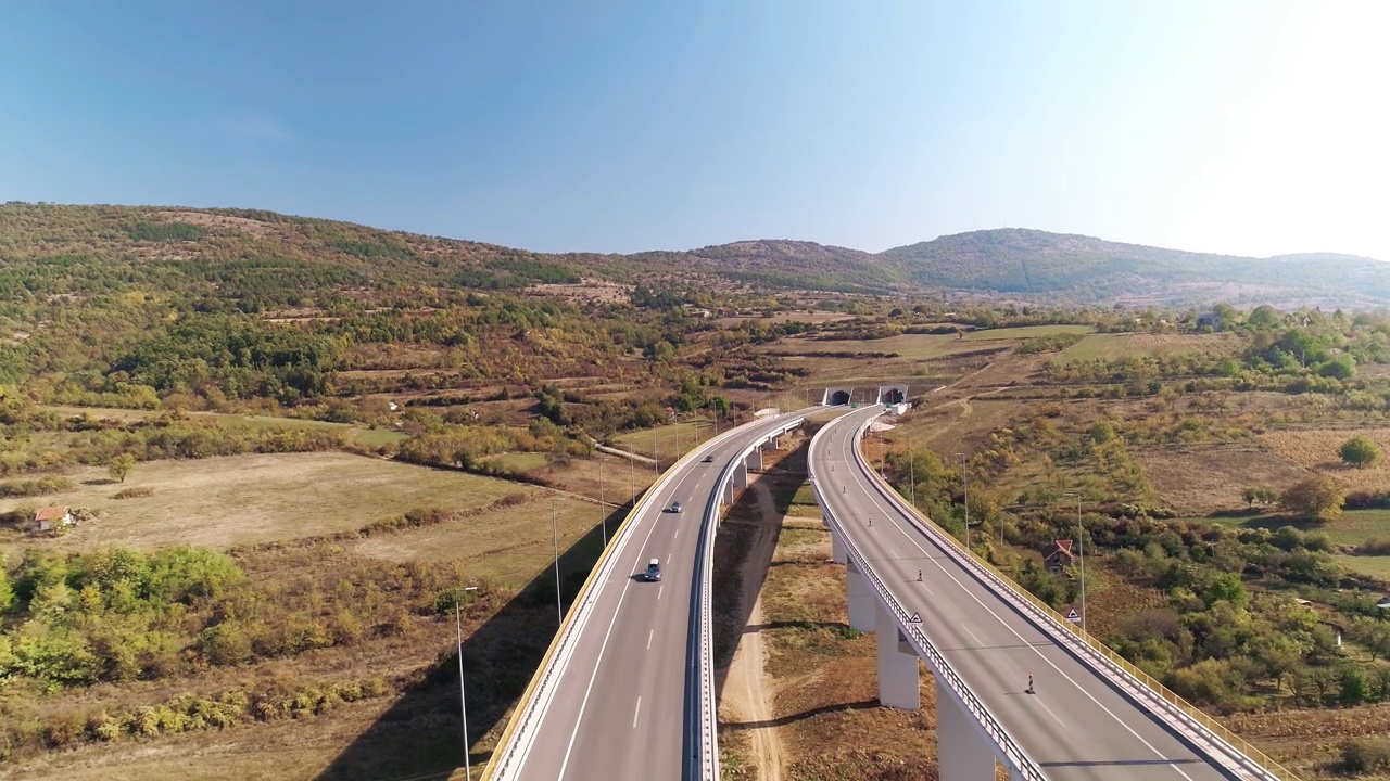 高架桥双隧道飞行。无人机在多车道高架公路上空射击。低流量。视频素材