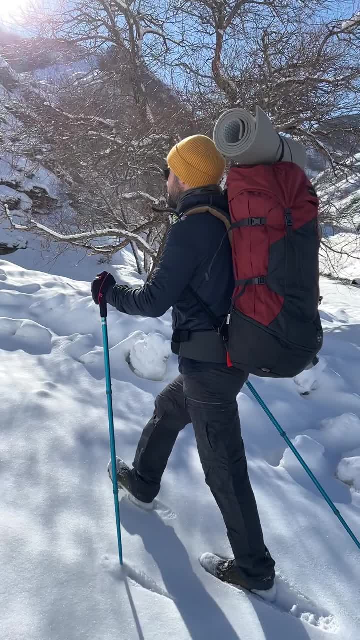 山的徒步旅行者视频素材