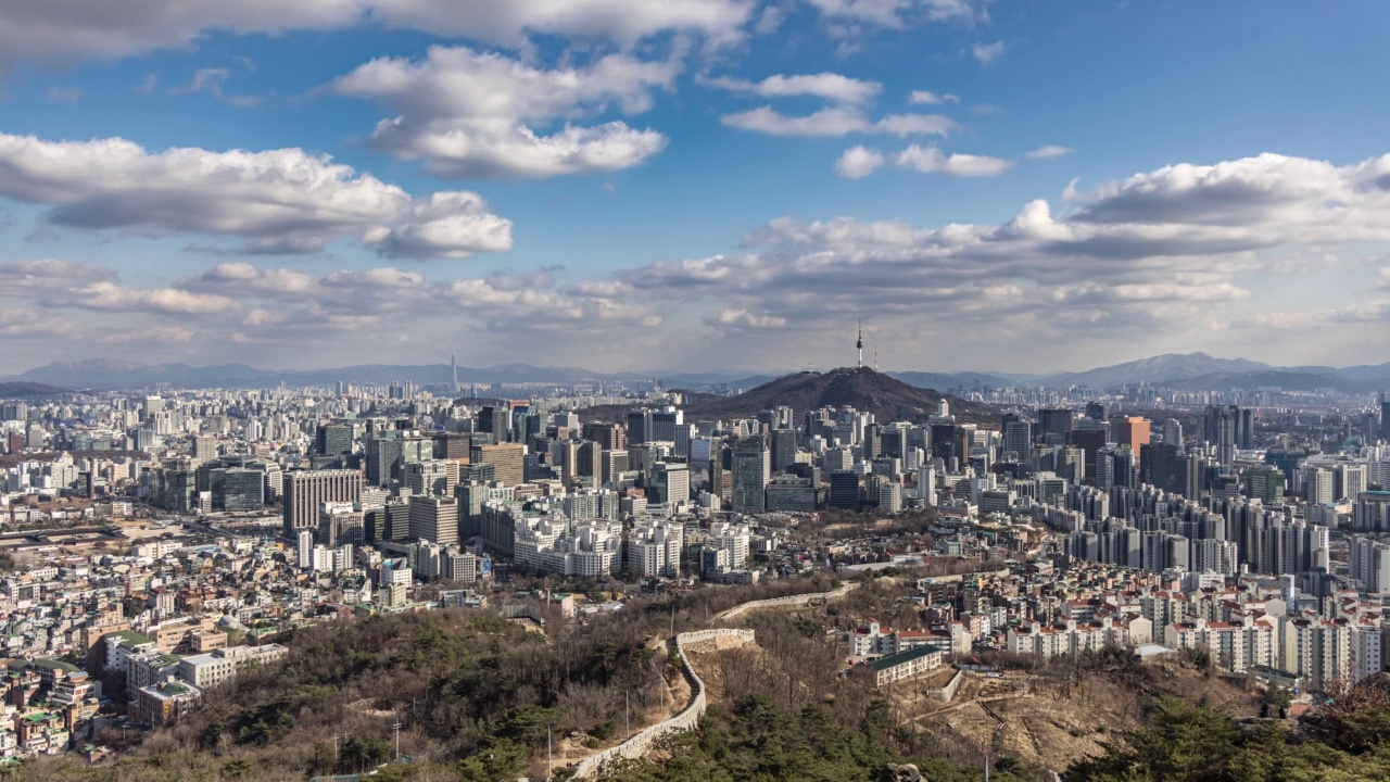 从仁王山看风景-白天的N首尔塔和市中心/钟路区，首尔，韩国视频素材