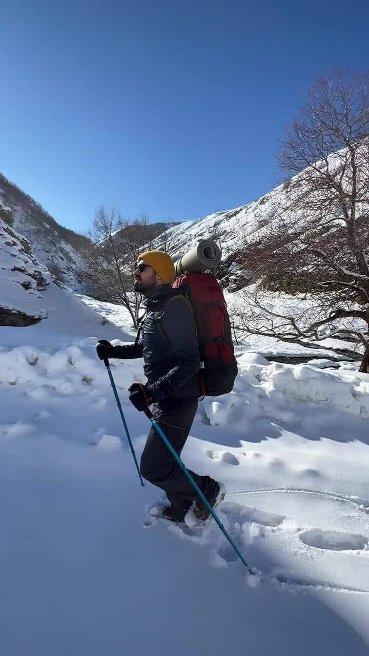 山的徒步旅行者视频素材