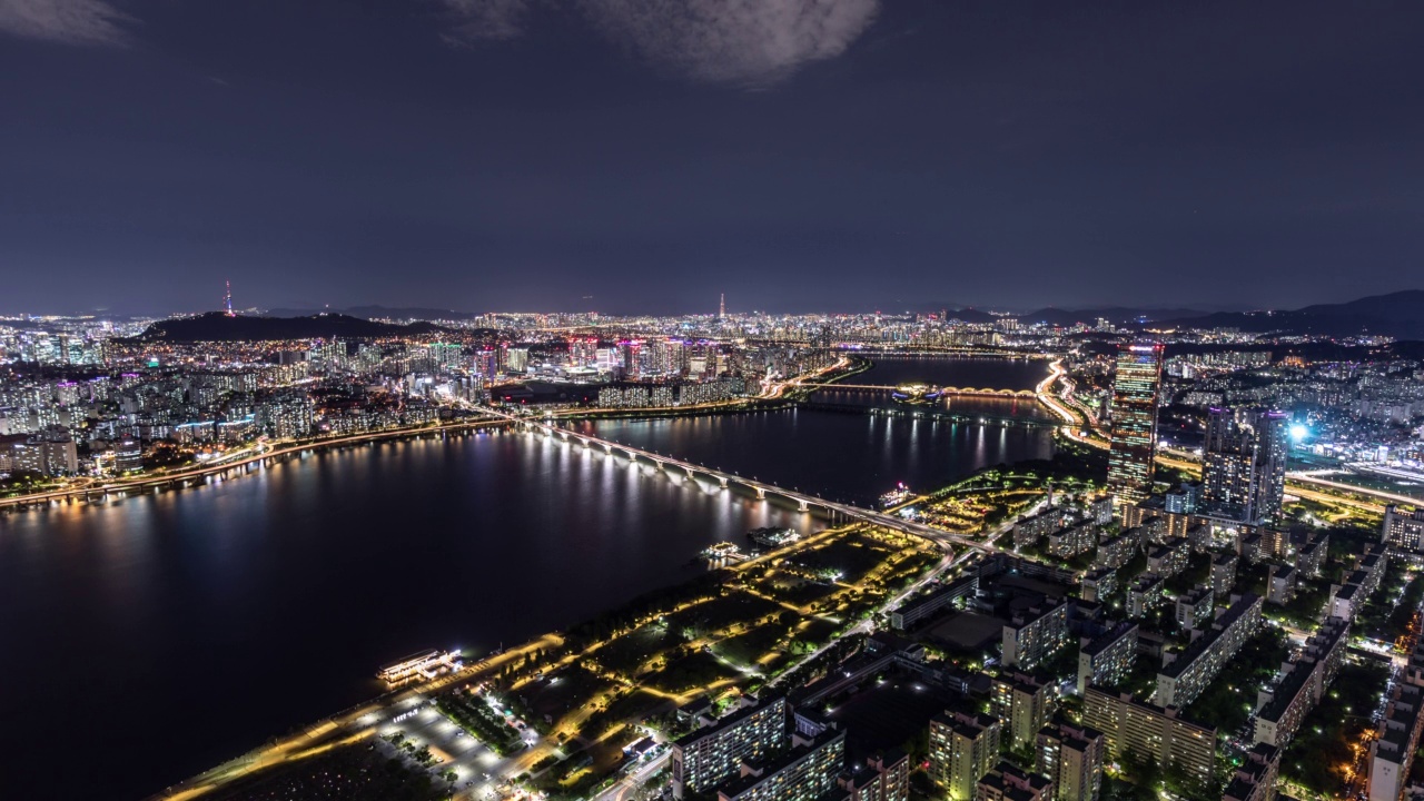 从首尔永登浦区看汉江和市中心的夜景视频素材