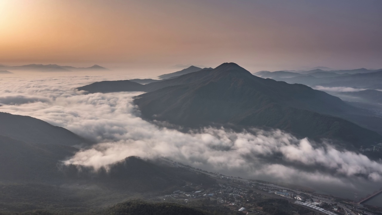 黔丹山和云海周围的村庄景色/河南市，京畿道，韩国视频素材