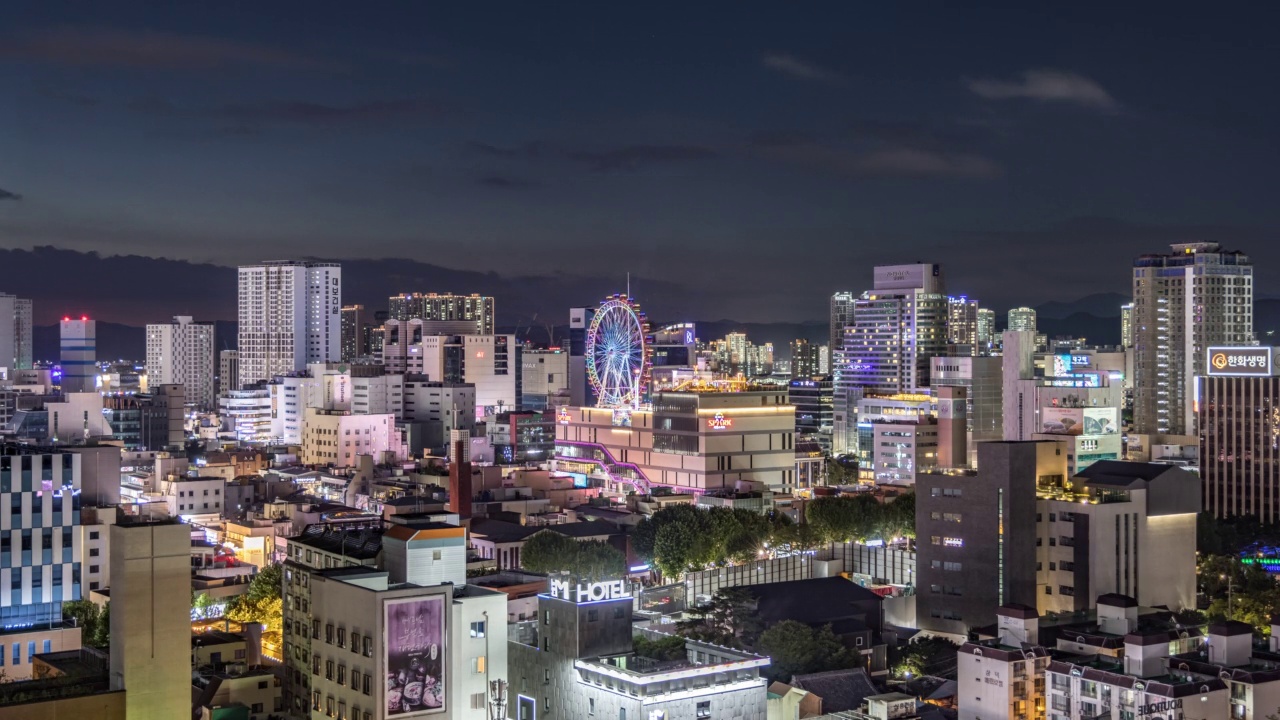 韩国大邱中区东城路和摩天轮日夜穿梭视频素材