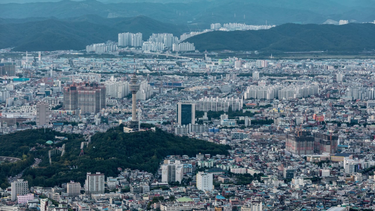 白天和黑夜——韩国大邱达西区市中心的83号塔视频素材