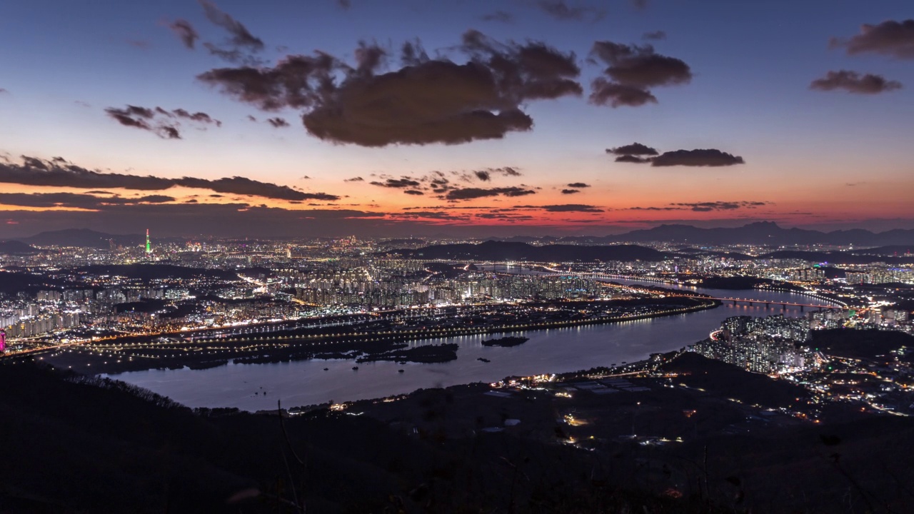 从野峰山俯瞰——首尔市中心的日落和夜景/韩国京畿道南杨州市视频素材