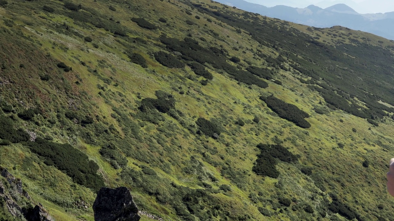 女游客走在山顶上。徒步旅行的人享受生活，风景秀丽，自然风光。暑假探险旅行。背包客徒步旅行高山夏季徒步旅行视频素材