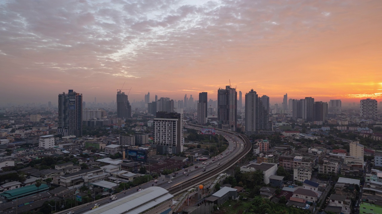 泰国曼谷市中心天际线高速公路街道的鸟瞰图。亚洲智慧城市的金融区和商业中心。日落时的摩天大楼和高层建筑视频素材