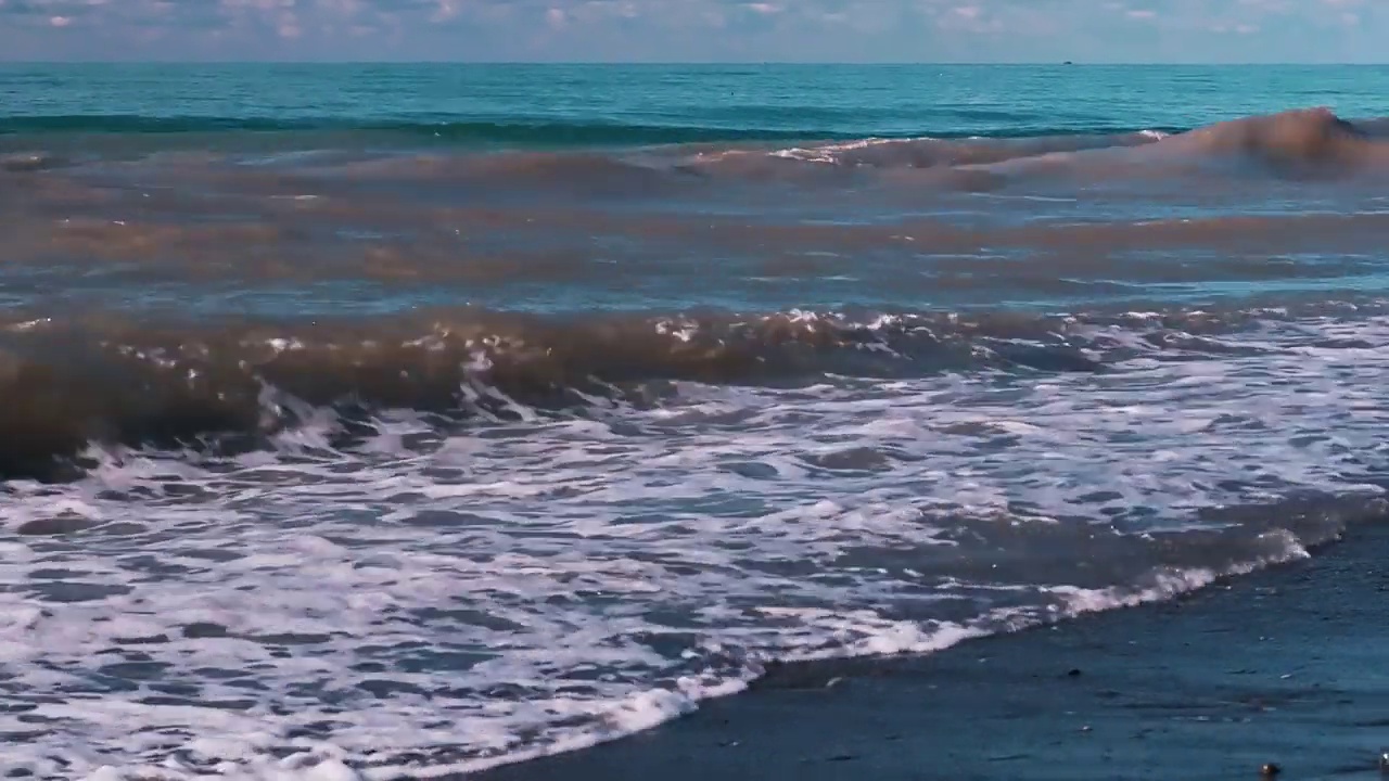 安静的平静的背景。暴风雨过后是大海。泥泞的海水。海岸附近的海浪视频下载