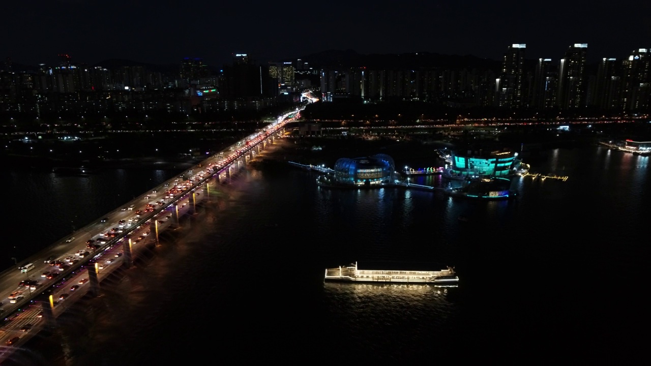 奥运高速公路、汉江、盘浦大桥、首尔市中心和瑞草区夜景视频素材