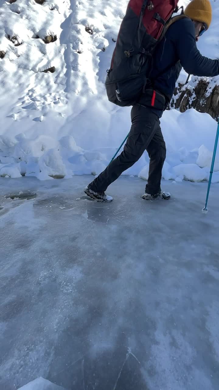 山的徒步旅行者视频素材