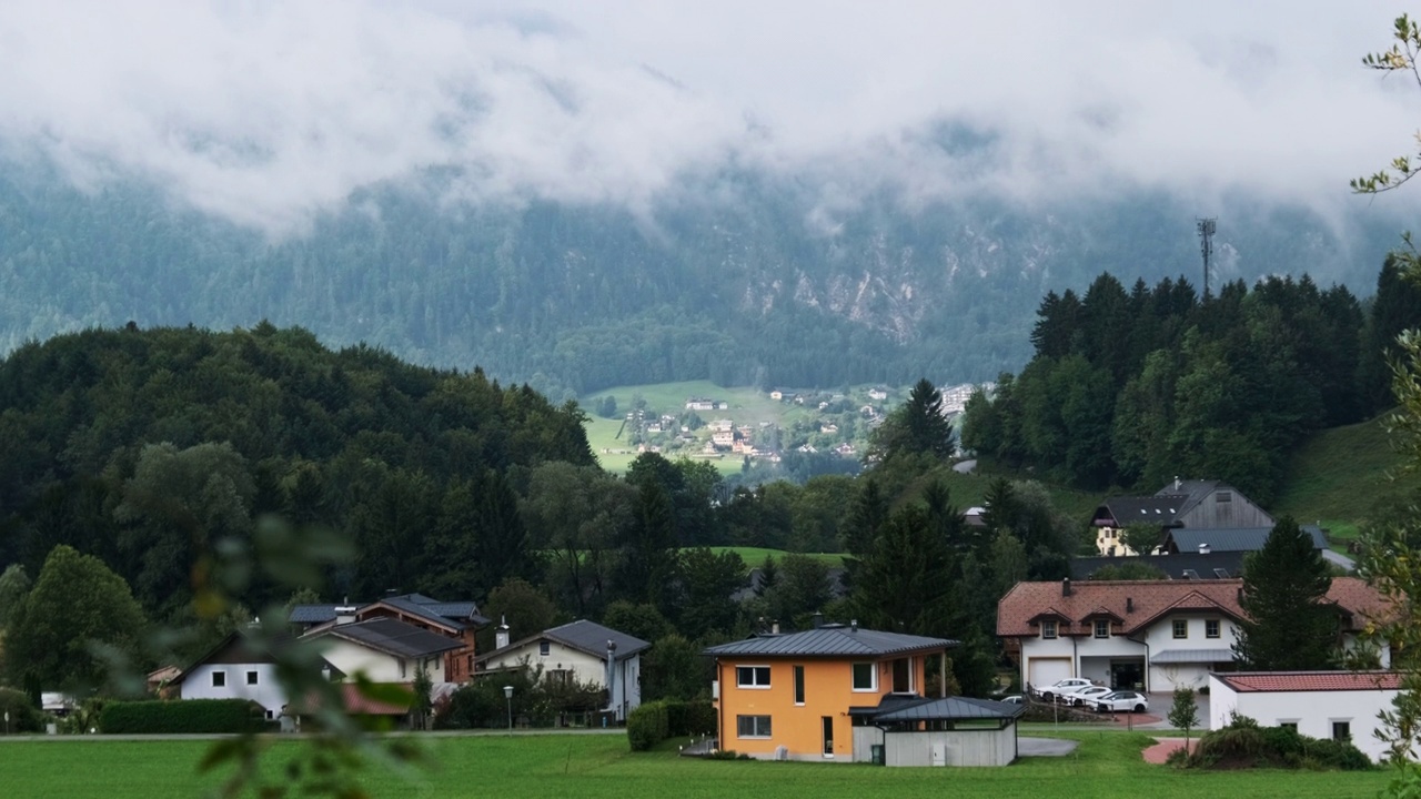 奥地利乡村景观，有山脉、房屋和绿色的草坪视频素材