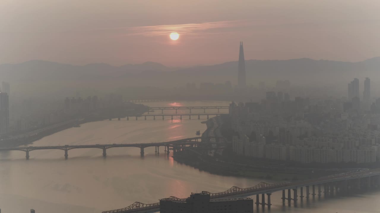 日出风景——韩国汉江和首尔周围充满了颗粒物视频素材