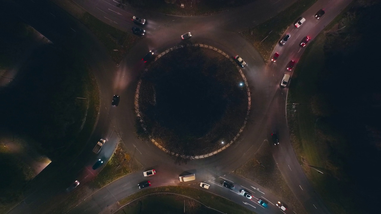 快速移动的道路交叉路口鸟瞰图视频素材