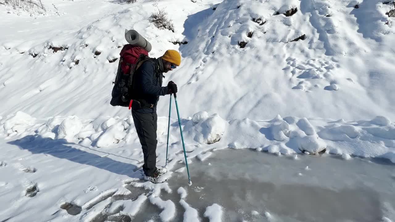 山的徒步旅行者视频素材