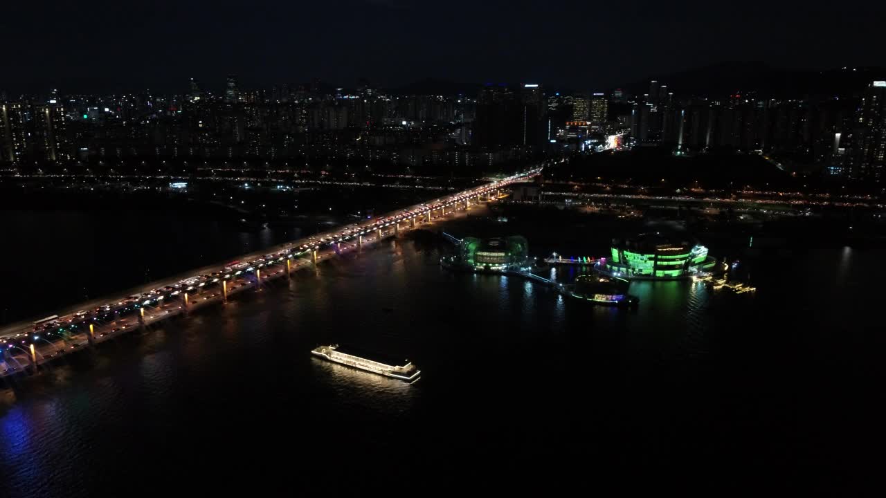 奥运高速公路、汉江、盘浦大桥、首尔市中心和瑞草区夜景视频素材