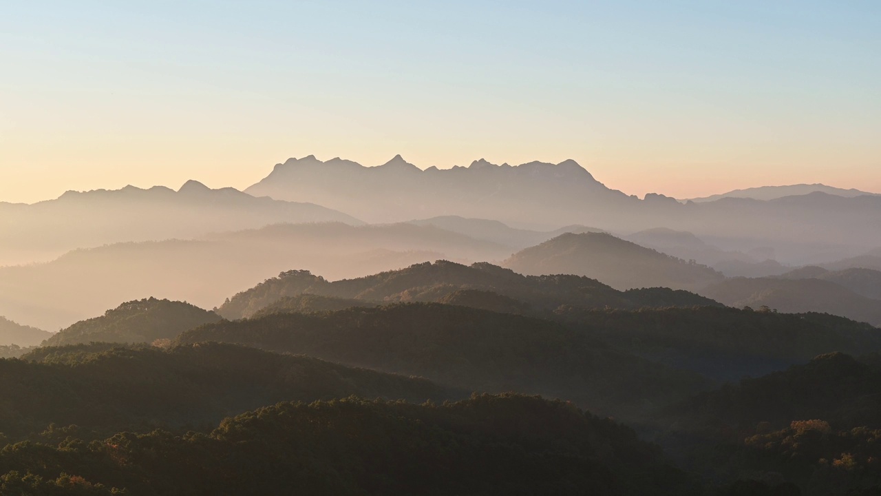 在国家公园热带雨林的雾中，Doi Luang Chiang Dao山的Doi Kham Fah日出视点视频素材