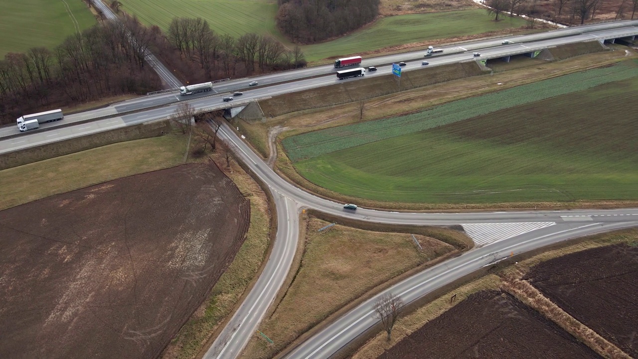 高速公路上行驶的汽车，鸟瞰图视频素材