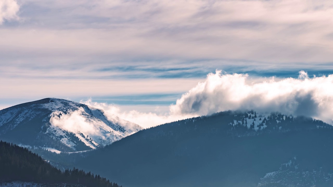 云雾快速移动在雪山山脊在阳光明媚的冬季阿尔卑斯山自然时间推移视频素材