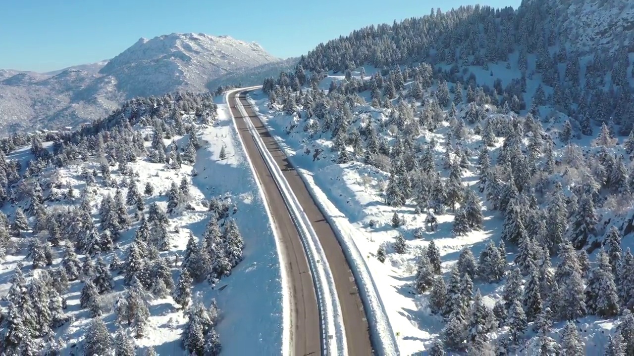 冰雪覆盖的山脉和高速公路视频素材