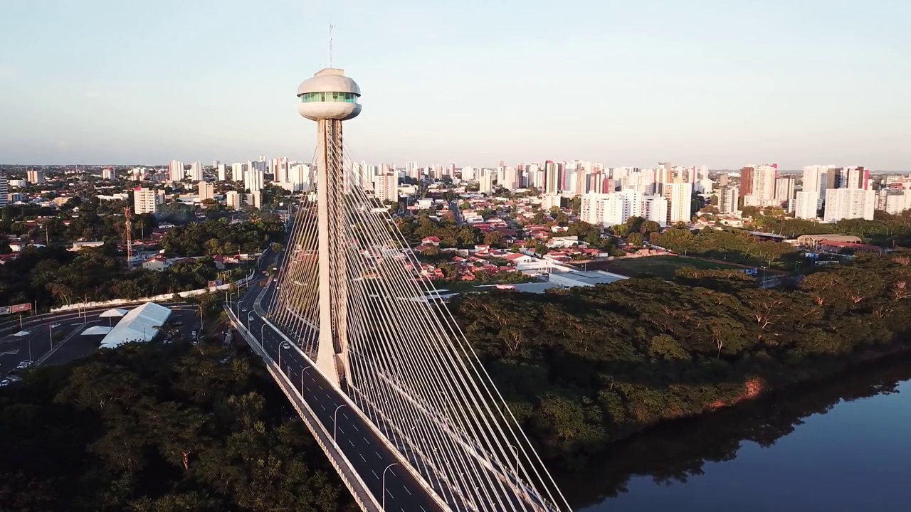 特雷西纳鸟瞰图，Piauí，巴西东北部。João伊西多罗França桥。巴西大型城市。视频素材