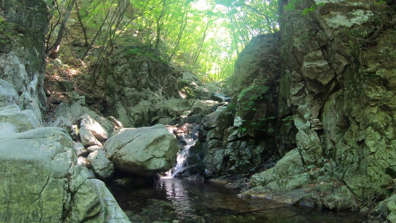 恰克山——韩国江原道原州市恰克山国家公园的色莲瀑布视频素材