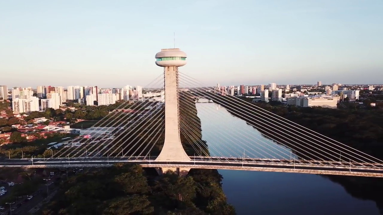 特雷西纳鸟瞰图，Piauí，巴西东北部。João伊西多罗França桥。巴西大型城市。视频素材