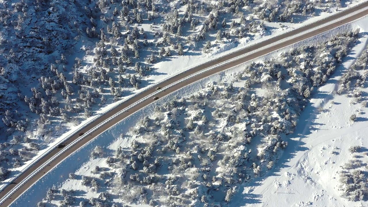 冰雪覆盖的森林和高速公路视频素材