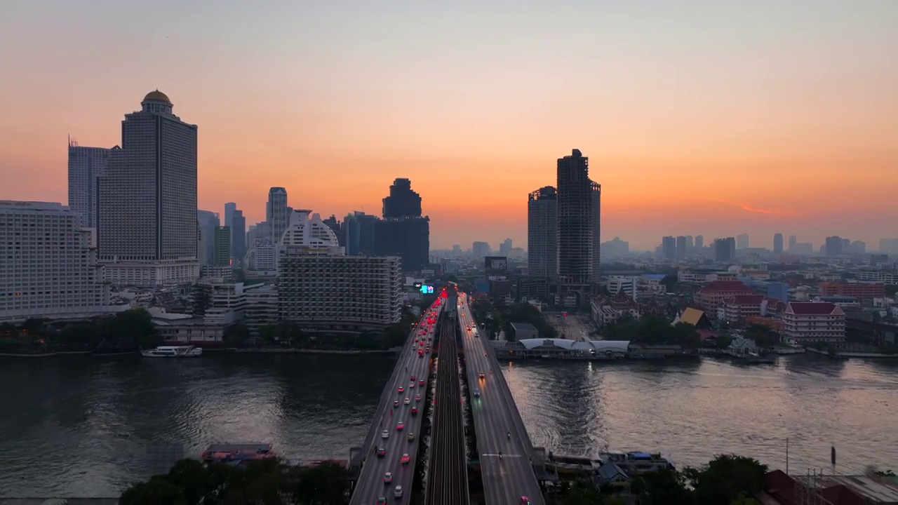 无人机拍摄的曼谷Chao Phaya河上高速公路和地铁空中列车上的交通信号灯视频素材