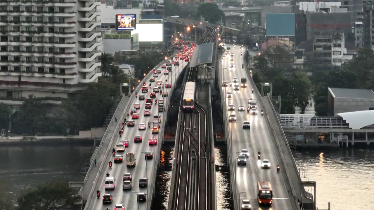 无人机拍摄的曼谷Chao Phaya河上高速公路和地铁空中列车上的交通信号灯视频素材