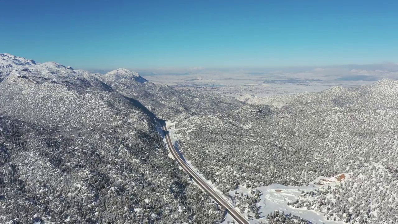 冰雪覆盖的山脉和高速公路视频素材