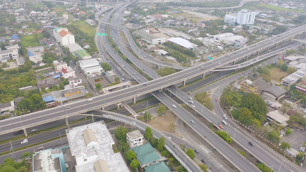 汽车在高速公路或高速公路上驾驶的鸟瞰图。立交桥在道路网络连接中的建筑概念。前视图。城市，曼谷，泰国。视频素材