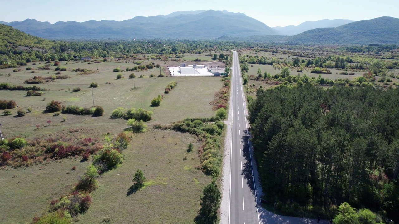 空荡的沥青道路在高原之间的绿地，高原道路视频素材