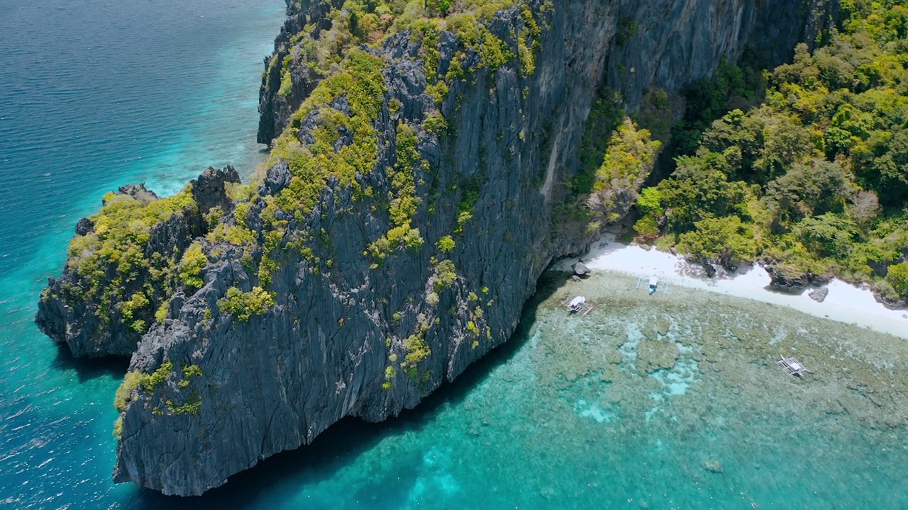 鸟瞰图上的珊瑚礁和旅游船在恩塔卢拉海滩，巴基特湾，El-Nido。菲律宾巴拉望岛视频素材