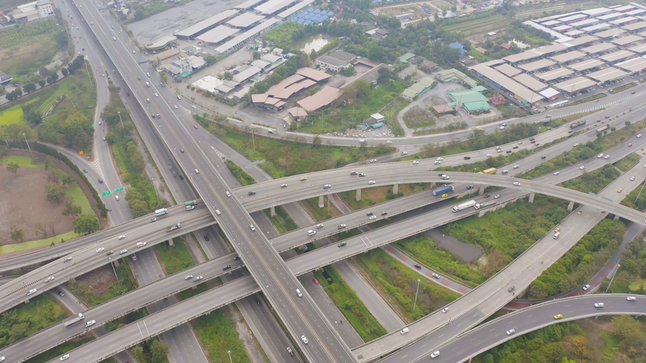 汽车在高速公路或高速公路上驾驶的鸟瞰图。立交桥在道路网络连接中的建筑概念。前视图。城市，曼谷，泰国。视频素材