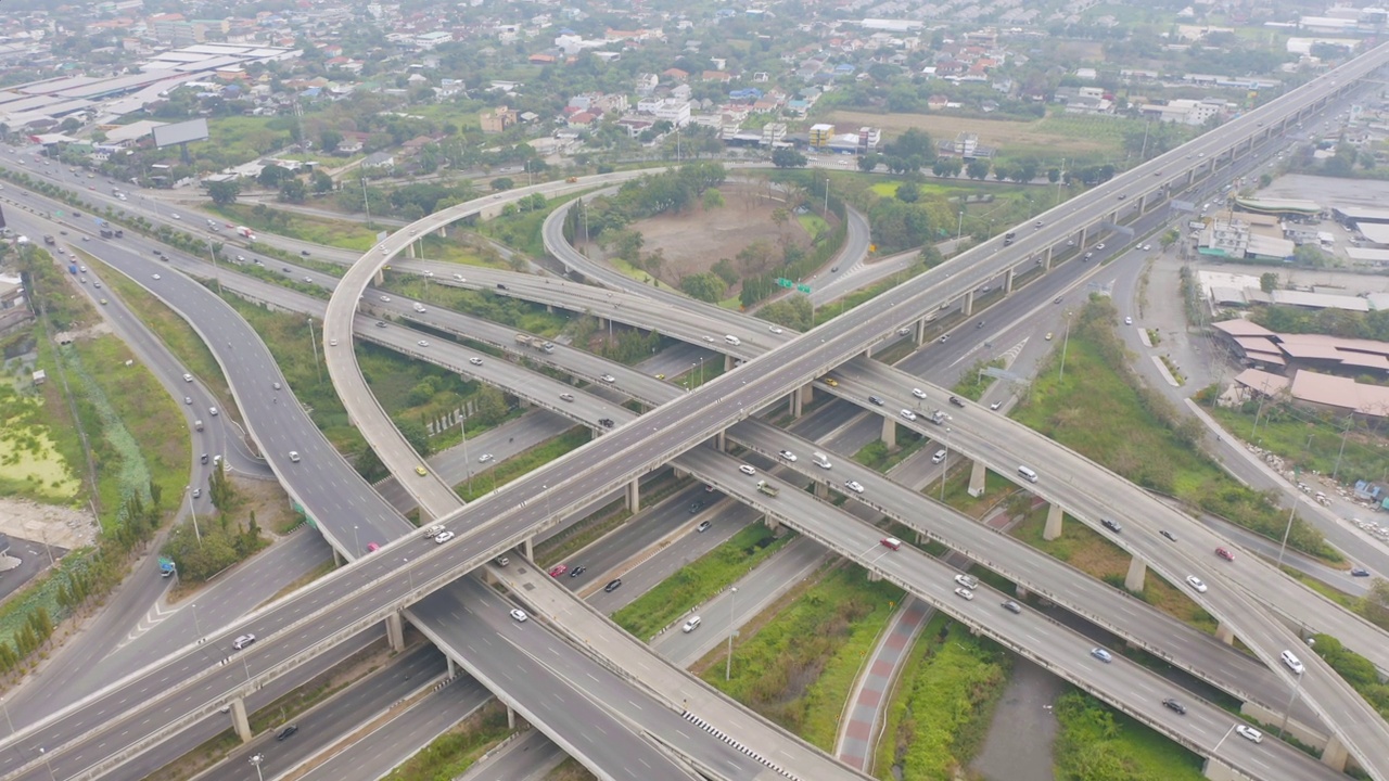 汽车在高速公路或高速公路上驾驶的鸟瞰图。立交桥在道路网络连接中的建筑概念。前视图。城市，曼谷，泰国。视频素材