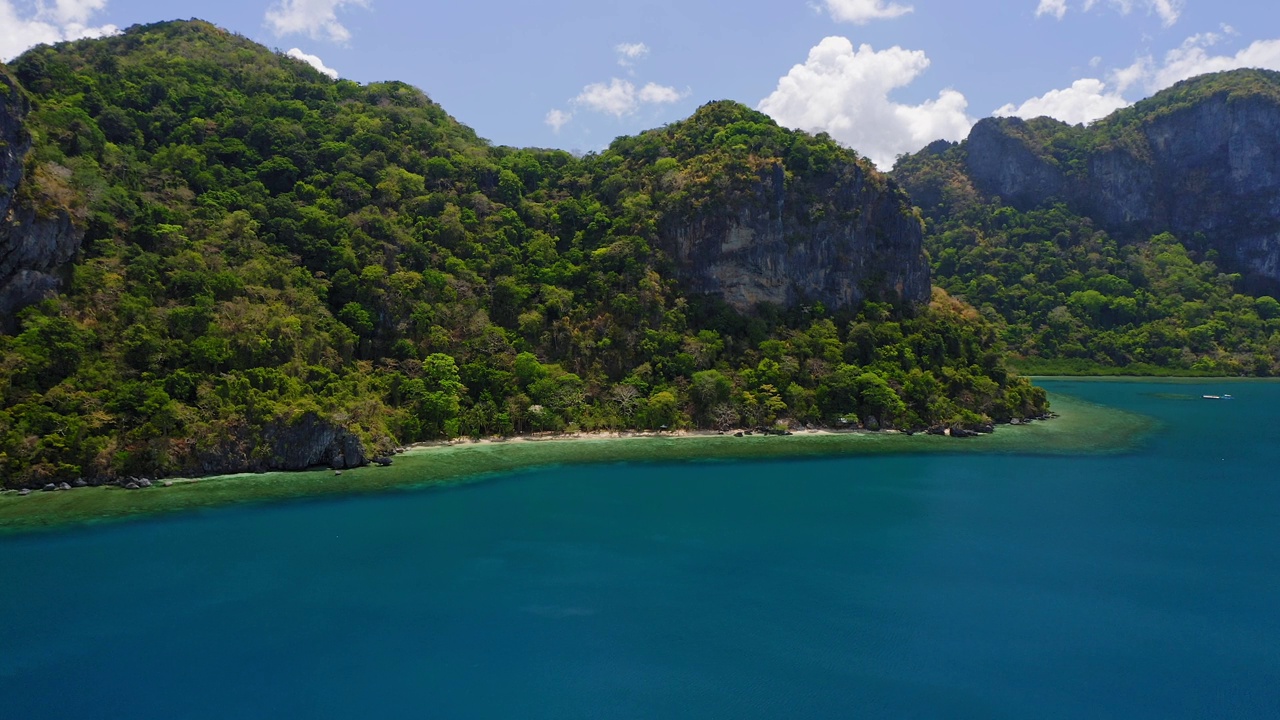 4K飞机正在接近无法居住的丛林拉根岛。El Nido，巴拉望岛，菲律宾。巴基特湾深蓝色的海水视频素材